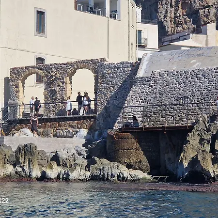 Sikelia House تْشيفالو