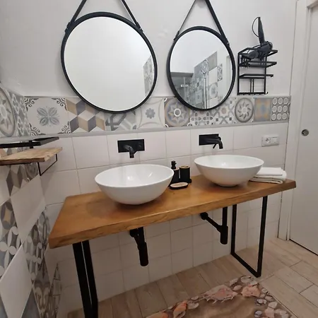 Sikelia House * تْشيفالو